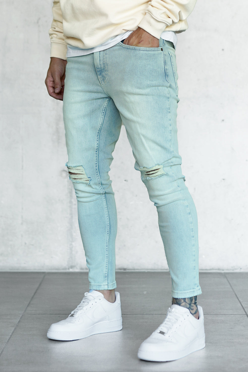 WASHED CREMEBLUE DESTROYED JEANS